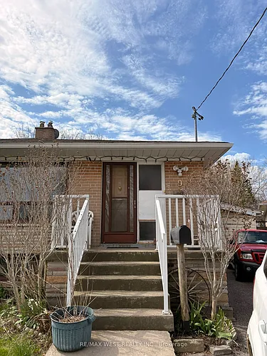 9 Syracuse Cres Photo 1