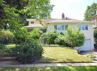 8 Devonshire Ln, Great Neck, NY 11023