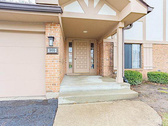 2nd image of 905 Surrey Dr APT 2A