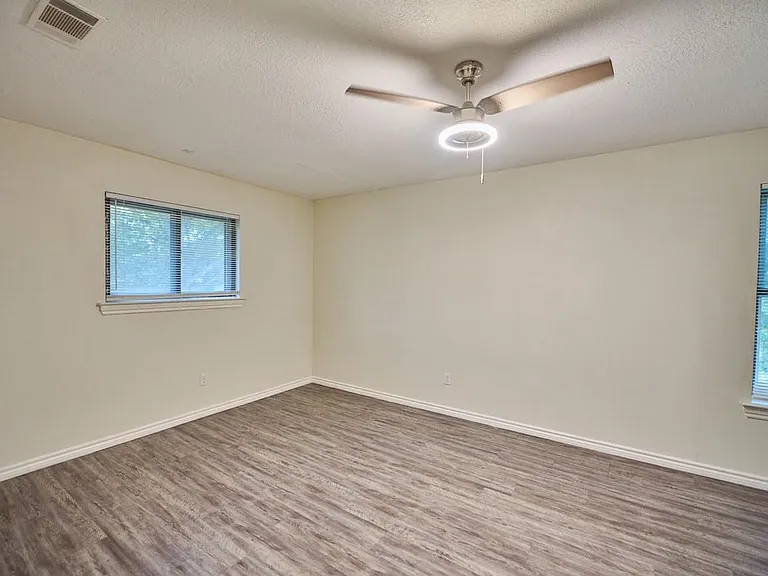 2510 Greenbriar Dr — Photo 8