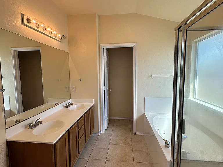 17403 Orwell Ln — Photo 4