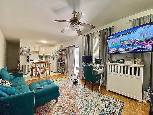 3rd image of 20 W 69th St APT B