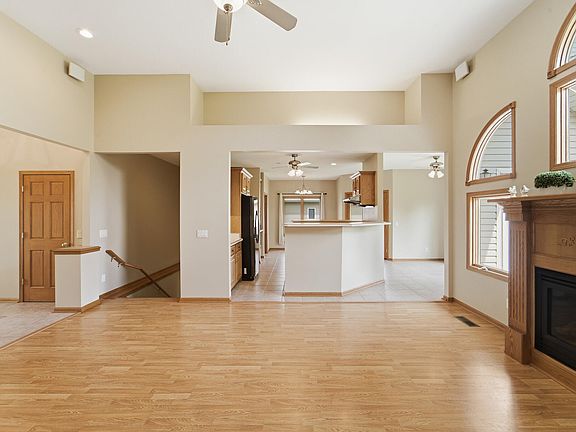 4th image of 2402 Suncrest Dr