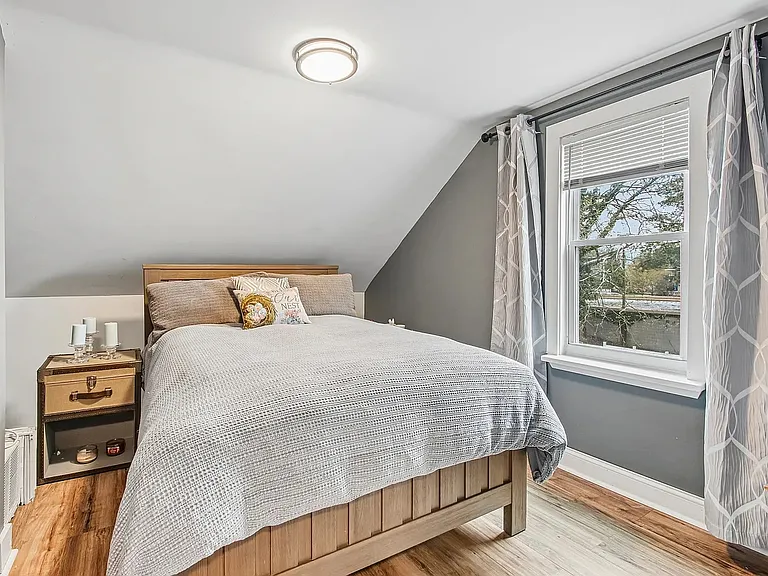 312 Howland Ave — Photo 16