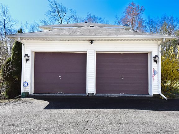 3rd image of 2570 Country Club Dr