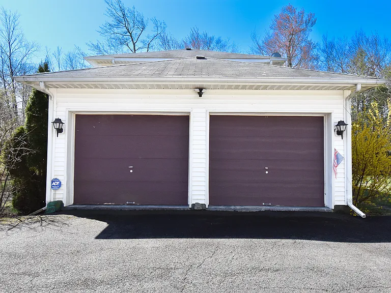 2570 Country Club Dr — Photo 3