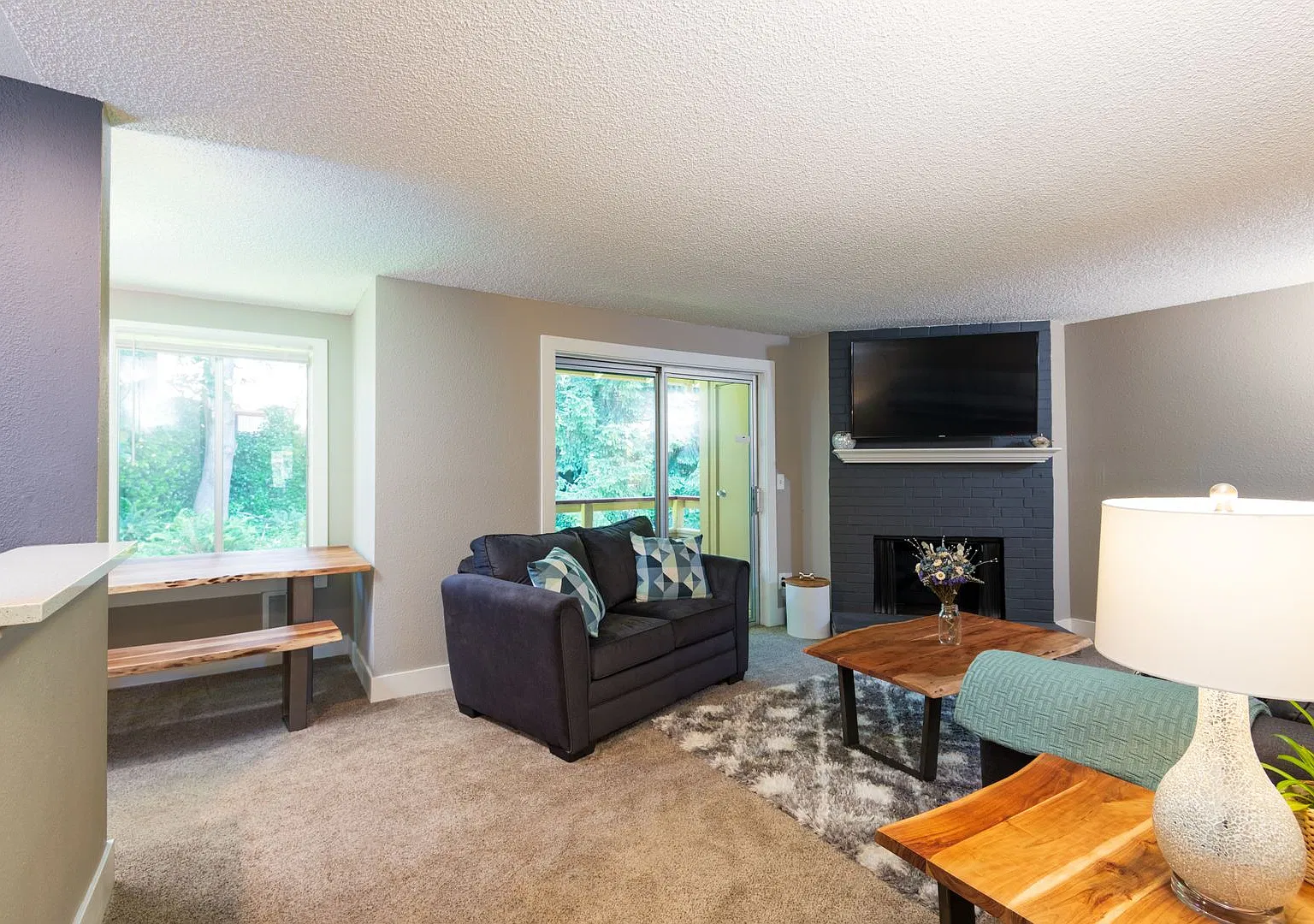 Beautifully Remodeled 3 Bed, 1.75 Bath Unit Available w/ Privacy in Fairwood! — Photo 2