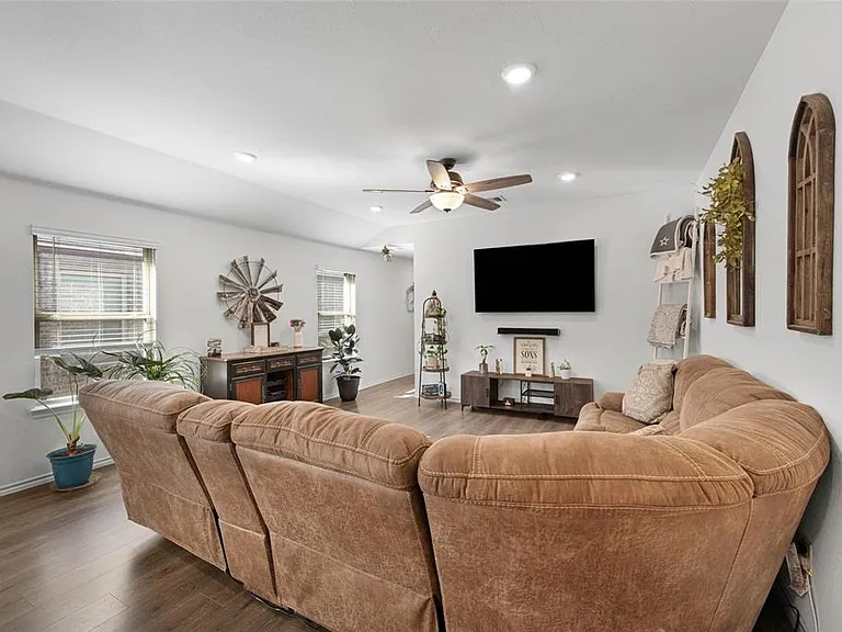 2104 Puma St — Photo 4