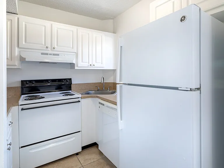 Tennis Villas Apartments — Photo 7