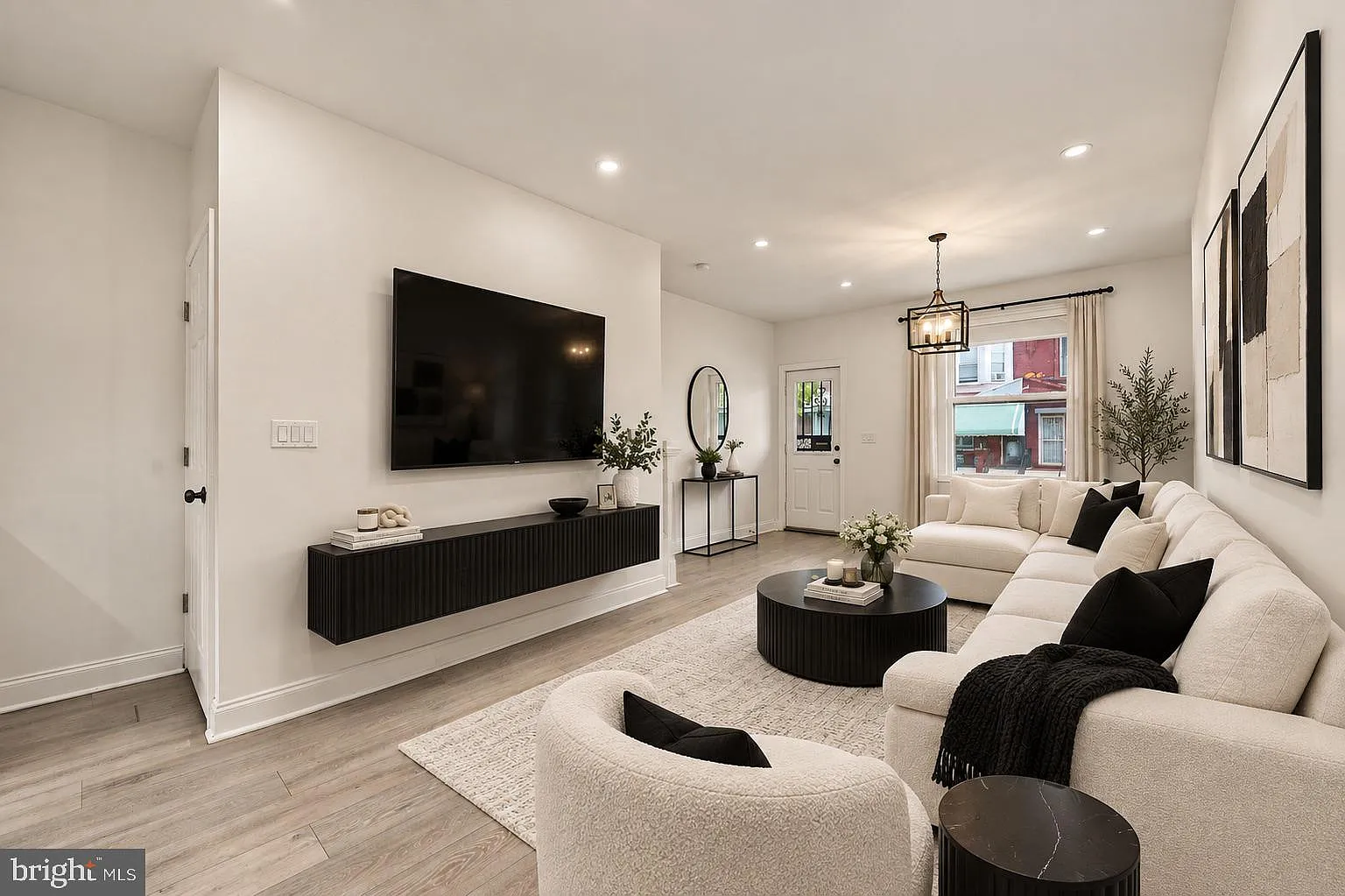3 bed, 1.0 bath, 1000 sqft, $1,975 — Photo 1