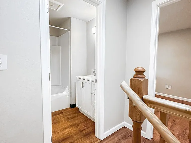 Catalina Apartments — Photo 12