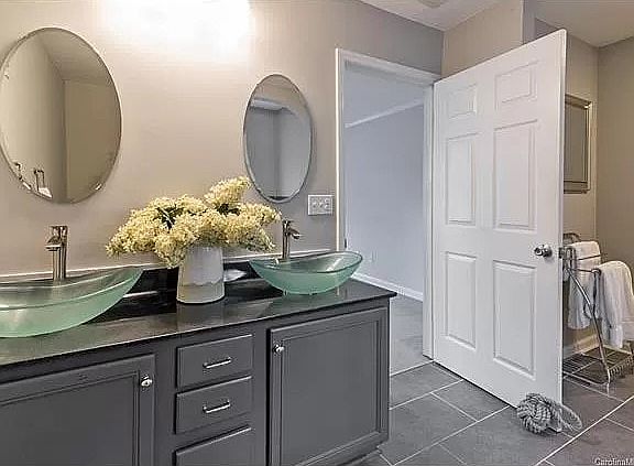 Primary bath/ensuite