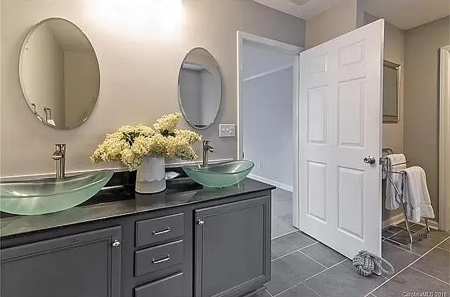 Primary bath/ensuite