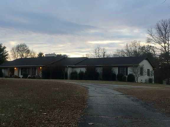 4th image of 225 Lincoln Dr