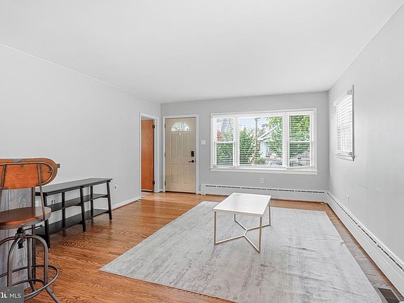 5th image of 21 E Walnut Ave