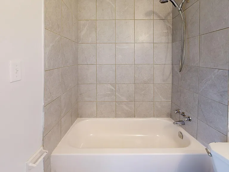 470 Dundas St — Photo 35