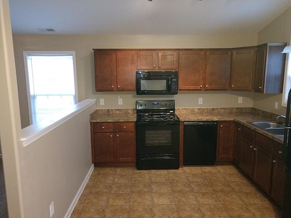 4th image of 348 Oxford Cir
