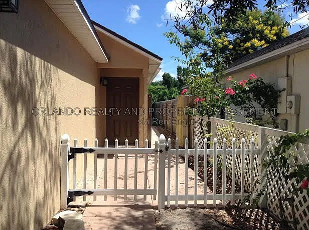 3 bed, 2.0 bath, 1334 sqft, $1,899 — Photo 2