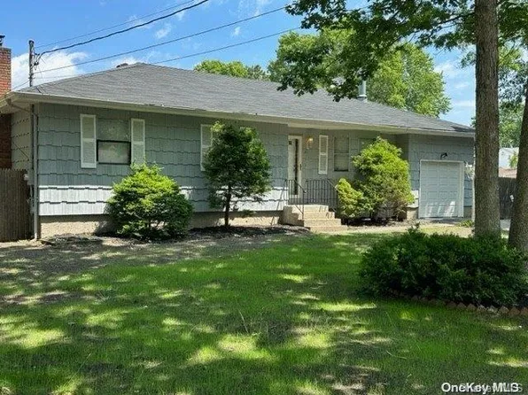 21 Hart Place, Mastic, NY 11950