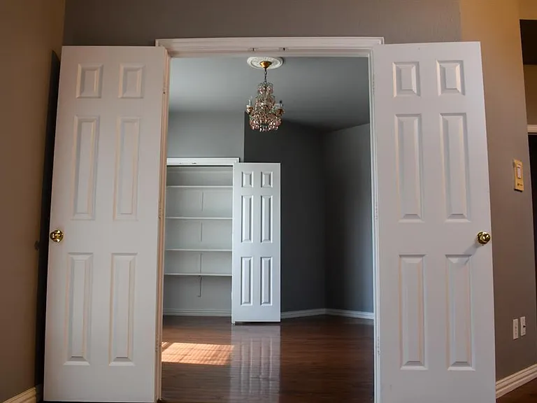 409 Royal Crest Dr — Photo 15