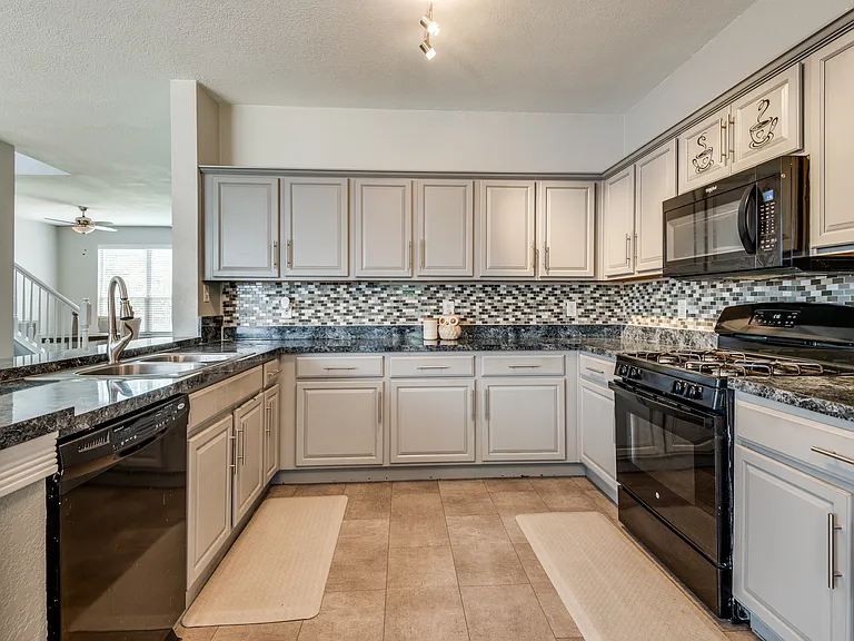 817 Pryor Dr — Photo 11