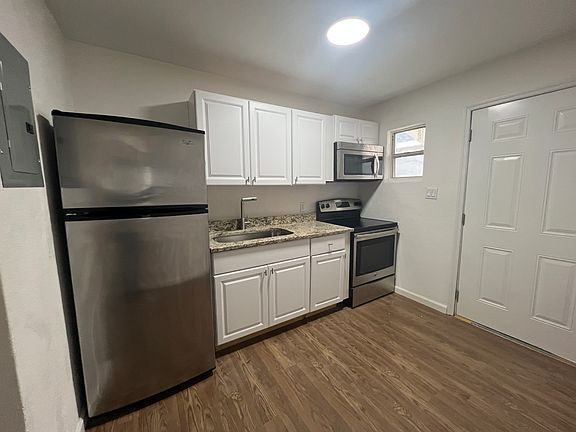 4th image of 611 Avenue S NE #A