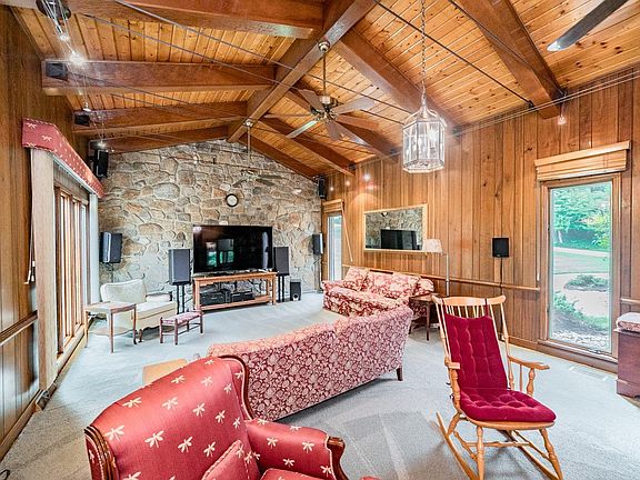 5th image of 221 Saint Andrews Cir