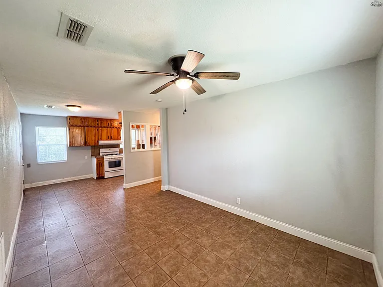 1403 E Cortez Dr — Photo 10