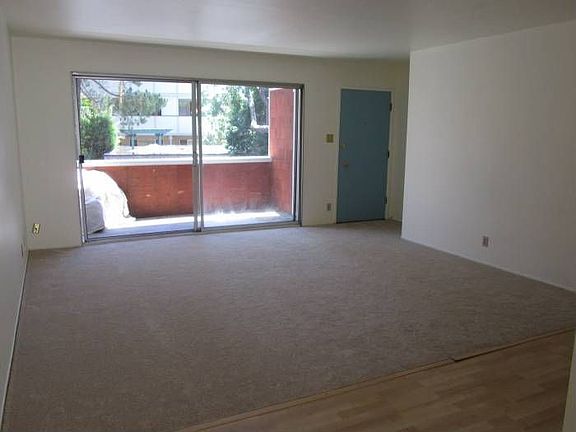 Living room w/deck