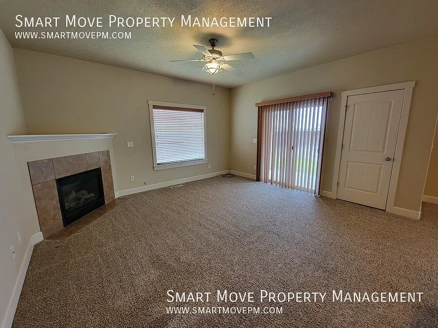 Spacious Three Bedroom Close to Shopping — Photo 4