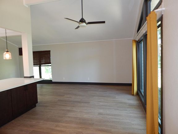 3rd image of 211 Spanish Oaks Dr