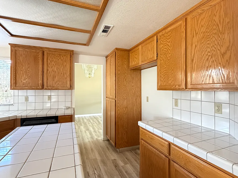 285 Sai Ln