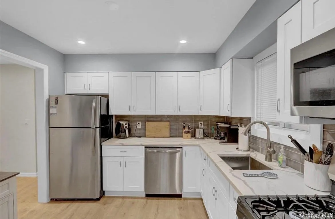 3 bed, 1.5 bath, 1178 sqft, $3,950 — Photo 2