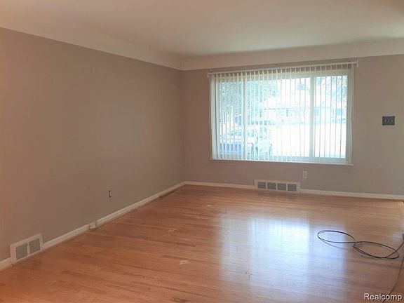 3rd image of 27118 Grove St