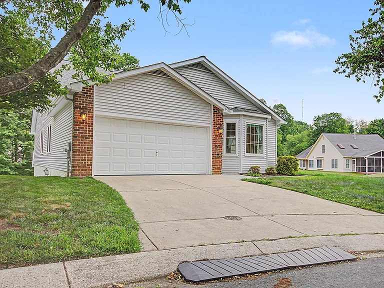 2501 Eastern Point Ct — Photo 2