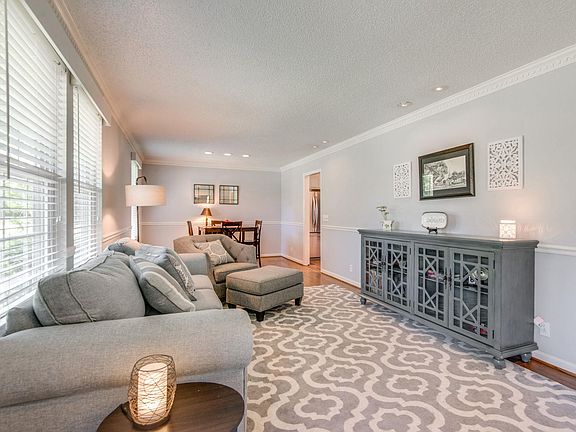3rd image of 276 Clearlake Dr W