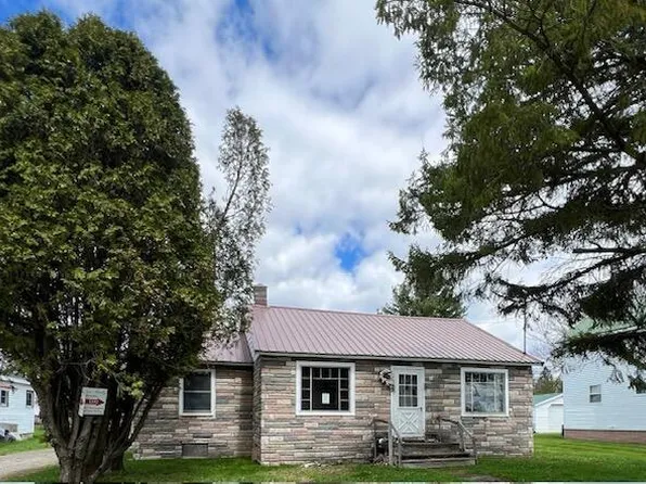 82 W Hatfield St, Massena, NY 13662