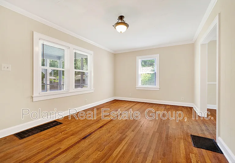 717 E 60th St — Photo 5