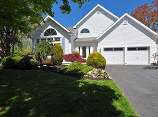 12 Hoffer Ct, Englishtown, NJ 07726