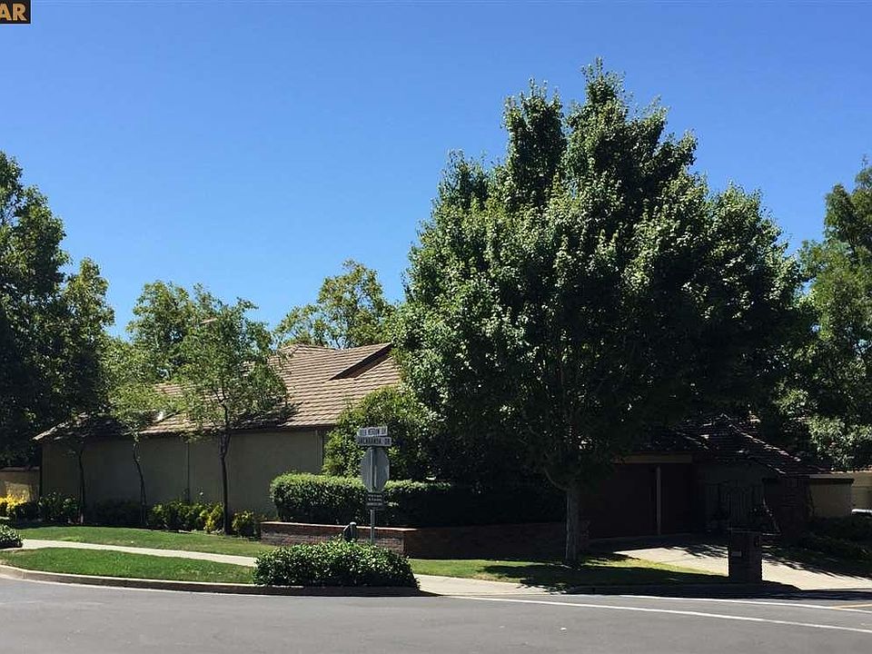 2nd image of 301 Jacaranda Dr