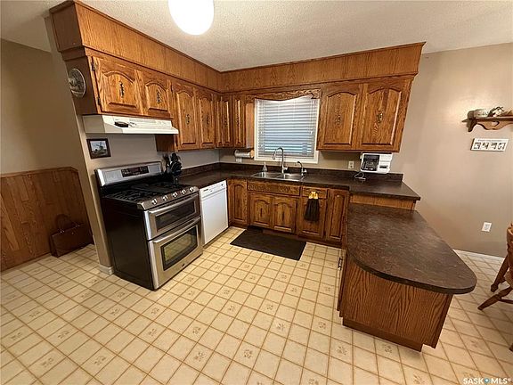 5th image of 214 4th STREET E