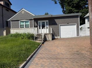 5240 Leith Pl, Little Neck, NY 11362