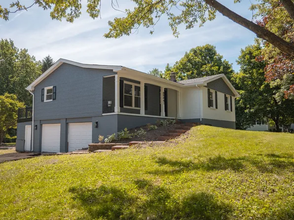6N841 Longacre Dr, St Charles, IL 60175