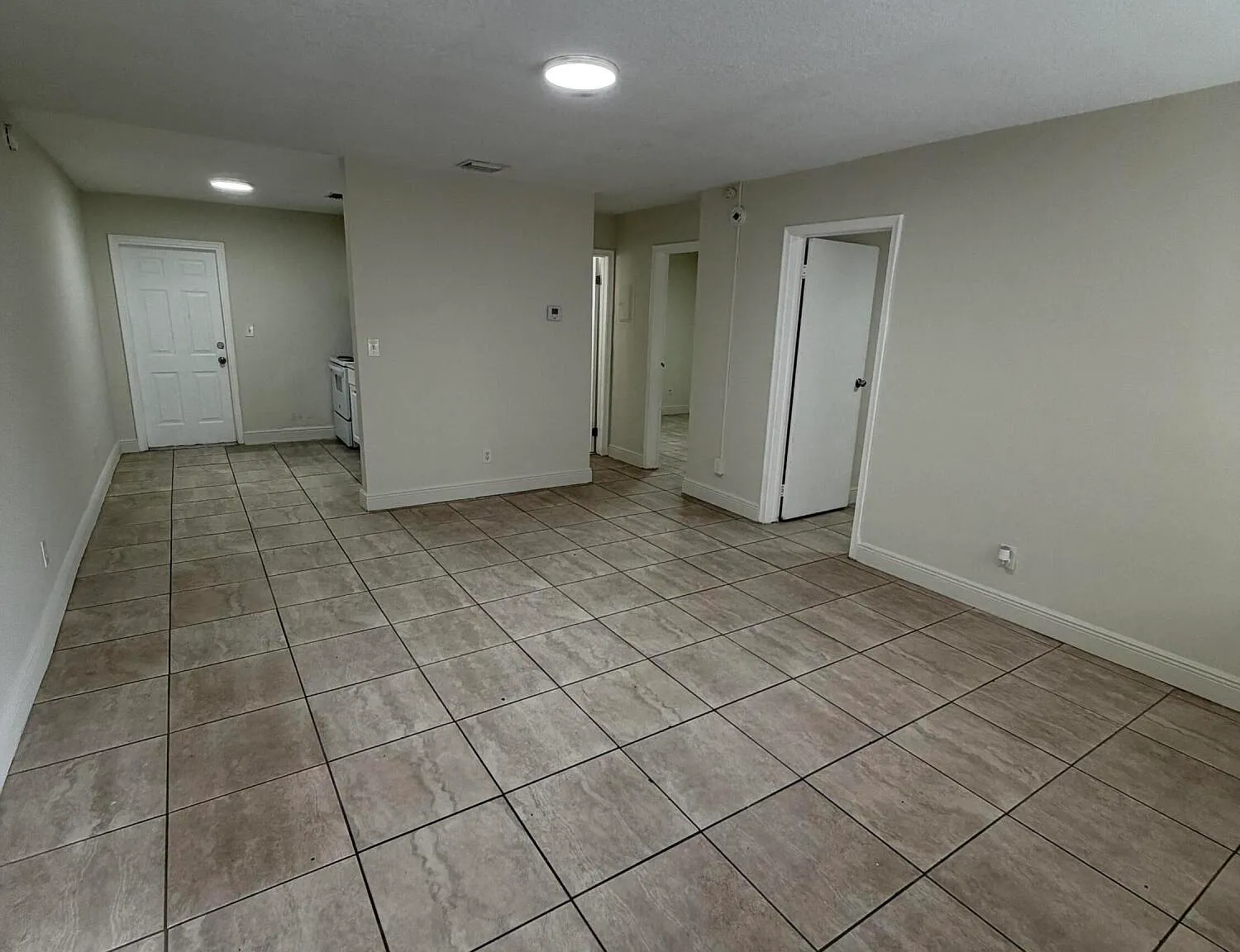 2 bed, 1.0 bath, 3713 sqft, $2,100 — Photo 3