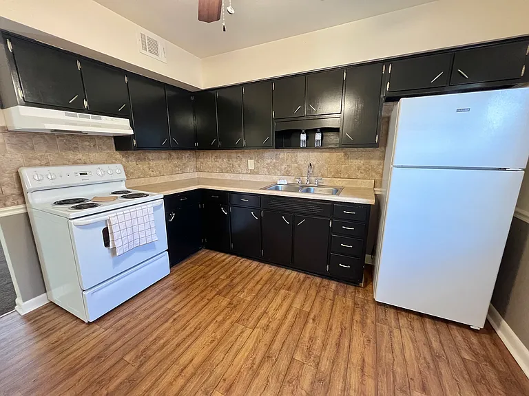 Mayfair Apartments — Photo 22