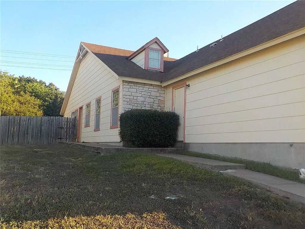 2 bed, 2.0 bath, 900 sqft, $1,395 — Photo 2