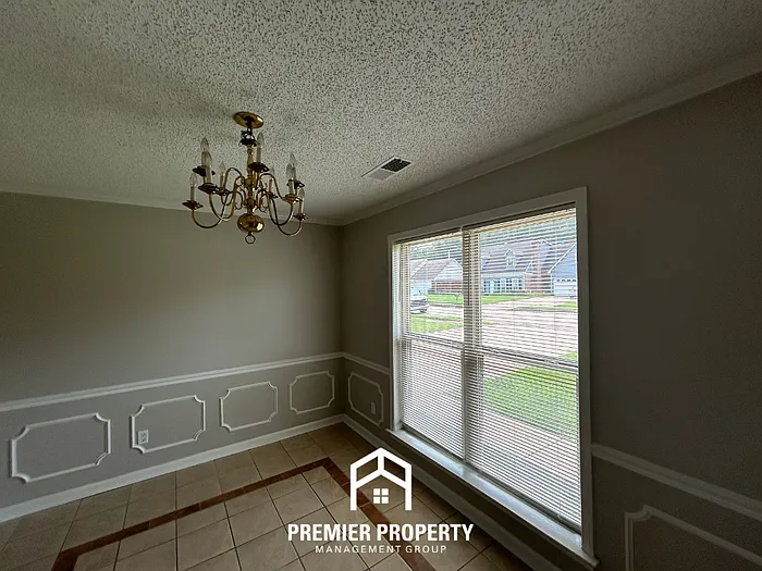 4 bed, 2.0 bath, 1600 sqft, $1,950 — Photo 2