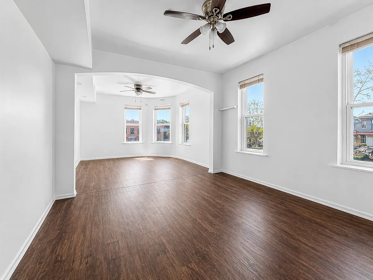 Building Photo - 5720 W Cermak Rd #2F