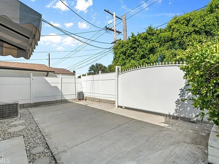 1031 E Tujunga Ave #A — Photo 2