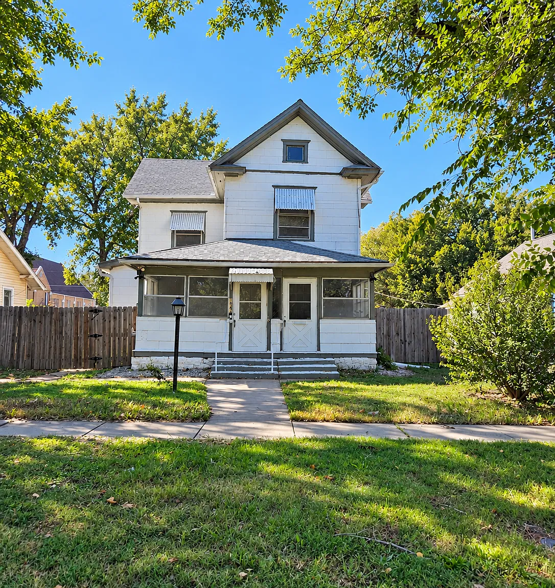 3 bed, 1.5 bath, 1390 sqft, $975 — Photo 1
